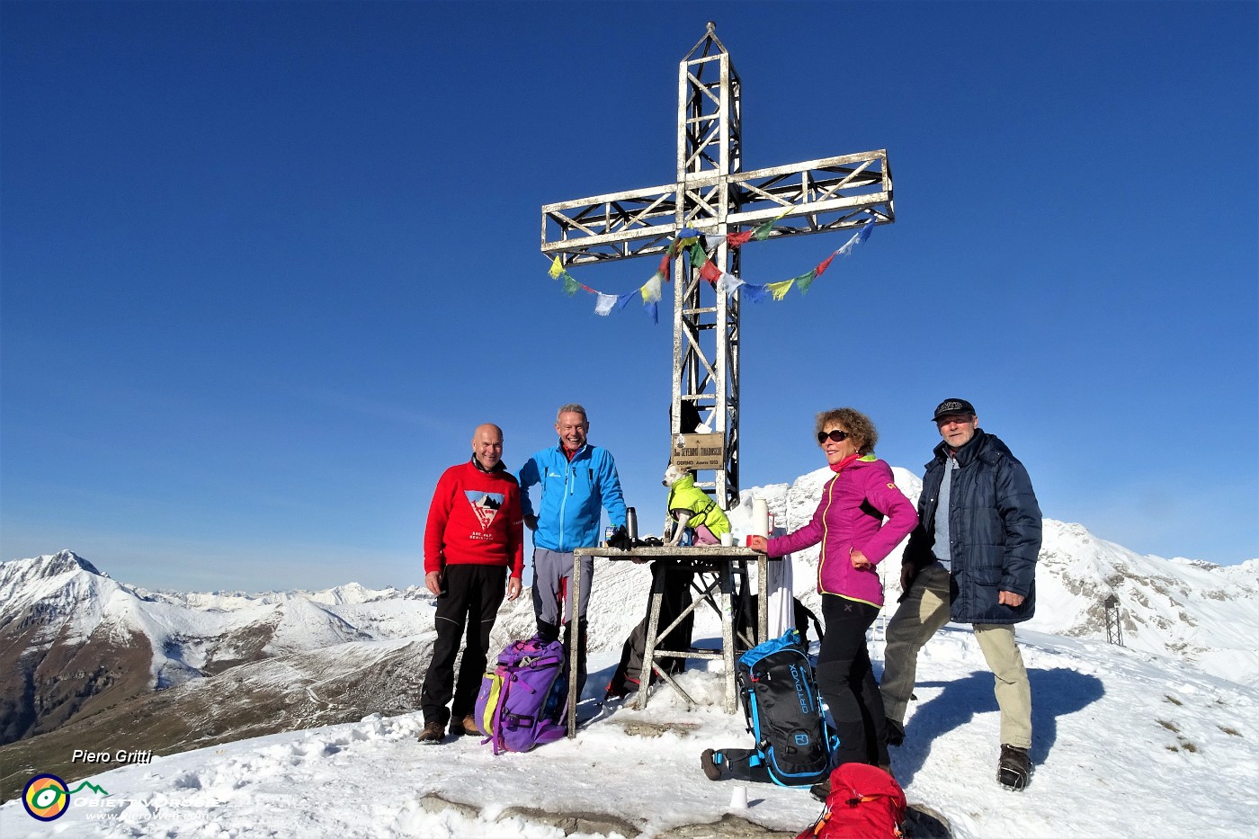 49 Alla croce di vetta di Cima Grem (2049 m) con da sfondo l'Arera.JPG -                                